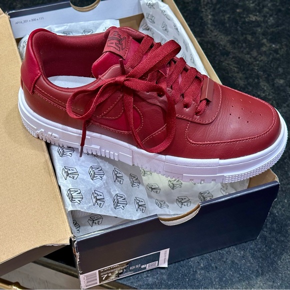 *NWT NIB* NIKE AirForce One Pixel Team Red — 7.5 - Picture 4 of 9